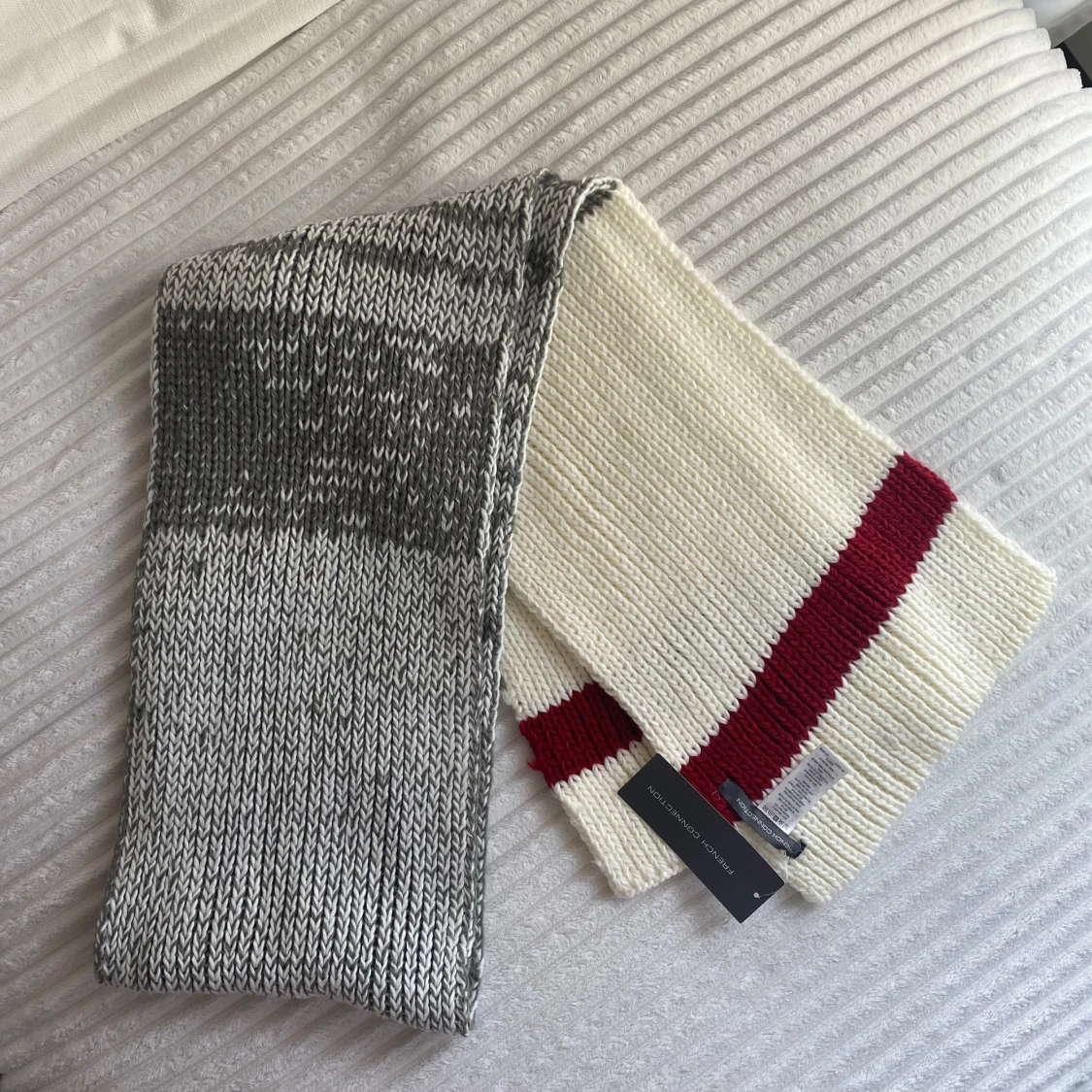 Stickad halsduk i vitt och rött 