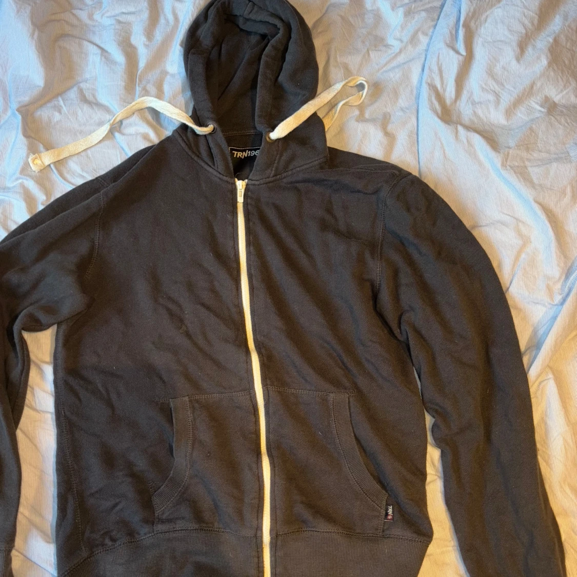 Svart hoodie från Terranova