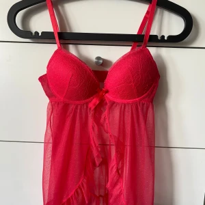 Söt topp - Söt topp köpt second hand men passar inte riktigt mig. Märket är Secret Possession. Fint skick inga skador eller så. 