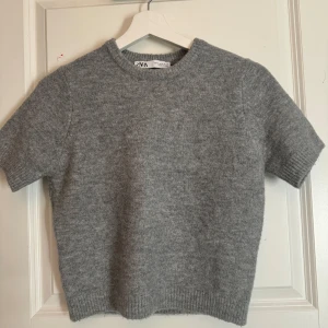 Tshirt - Hej! Säljer denna super mysiga t shirten ifrån zara, använd endast ett fåtal gånger 🩷