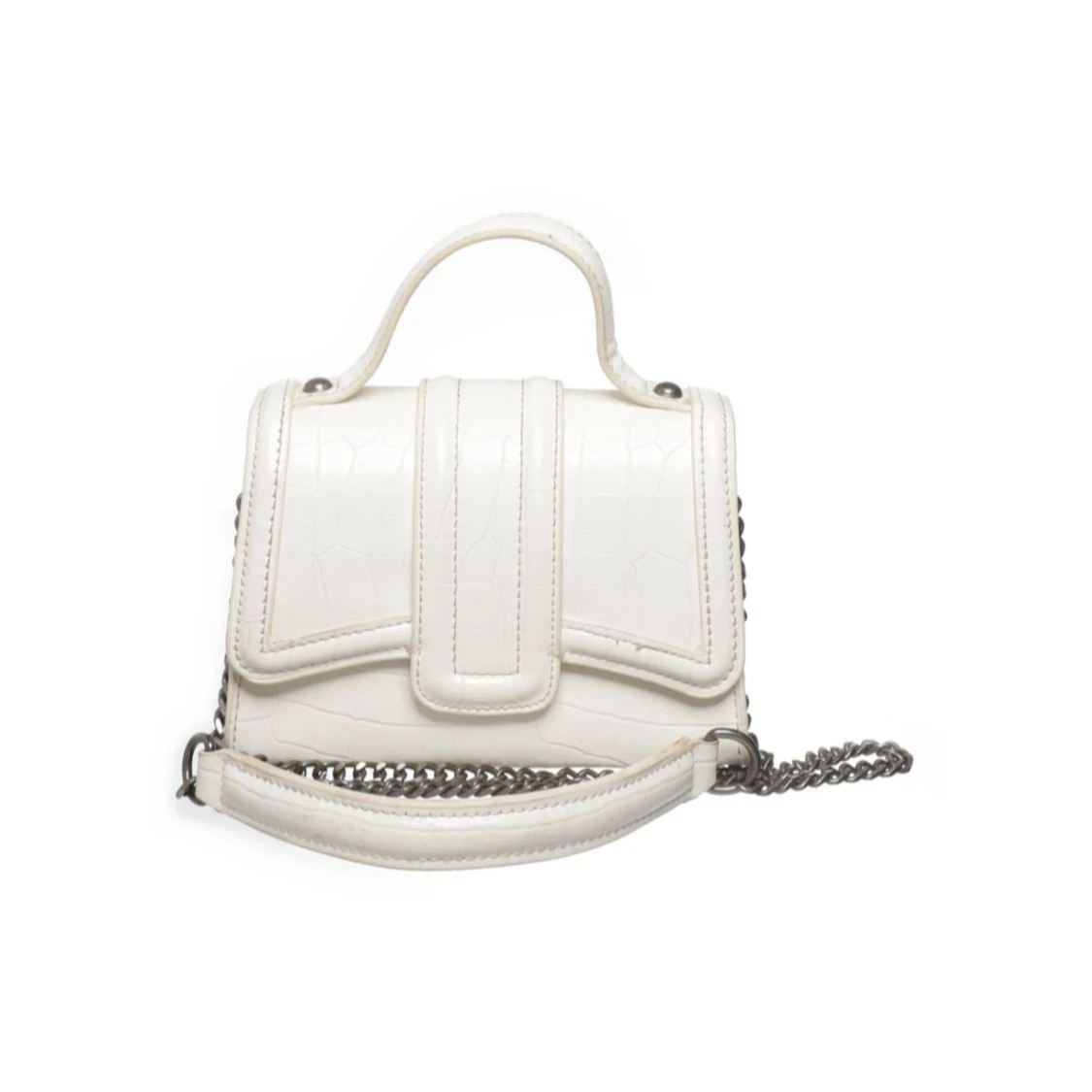 Vit handväska med kedjedetaljer