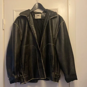 Skinnjacka - Jättefin skinnjacka köpt på zalando. Slutsåld. Endast används ett fåtalgånger så den är som ny. Nypris 800kr. Lite oversized