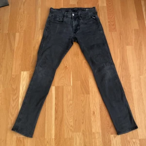 Svarta slim fit replay jeans - Riktigt snygga replay jeans i modell anbass/slim fit. Storlek 31/32, skriv för frågor osv. Pris kan diskuteras!