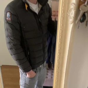 Para Jumper jacka  - PJS jacka i barn storlek M men sitter som s i herr, kan behövas en tvätt annars inget annat! Hör av er vid minsta fundering!