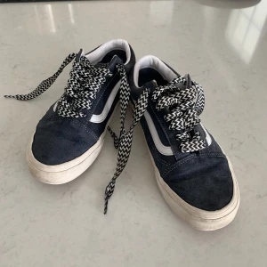 Vans sneakers - Så snygga skor ifrån Vans. Bra skick, men använda. Strl 38 (24cm), i marinblå färg. Perfekt inför hösten. Det finns vita snören om man vill ha med istället för zigzag snörena. Nypris 850kr. Fler bilder finns vid behov! Dom är nytvättade💓
