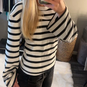 randig tröja - jätte fin till hösten, jätte bra skick, andvänt fåtal gånger💗