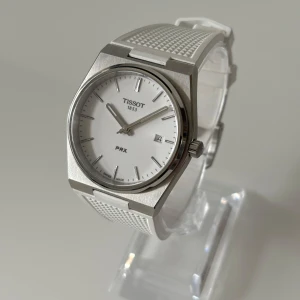 Tissot PRX - • Modell: Tissot PRX • Storlek: 40mm • Referens: T137.410.17.011.00 • År: 2023 • Skick: Mycket Bra • Medföljer: Fullset