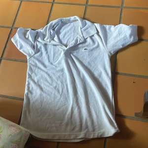 lacoste piké  - använd fåtal gånger inga defekter