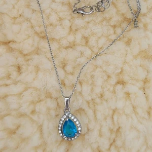 Halsband - Halsband med sött hänge. Kedja ca 40 cm och justerbar med lite längd till.