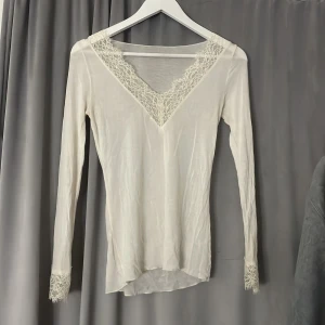intimissimi tröja - har ett litet hål men syns knappt, inget annat fel med den, köptes i stockholm💕 