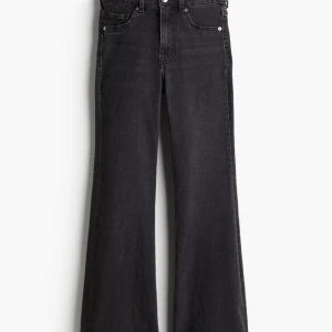 Flared high jeans  - Hej💕Säljer mina bootcut jeans från H&M i fint skick. Fler bilder kan skickas vid kontakt. Nypris 299 kr, säljer för 120