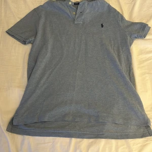 Ralph lauren pike - Tjena! Säker dena skit snygga Ralph Lauren pike. Storlek S. Den har inga hål eller fläckar och och är knappt använd 💯🤩. Hör av er vid frågor och funderingar!