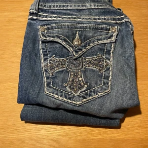 Miss me jeans - Säljer nu dessa supersnygga miss med jeans då de var lite stora för mig💞 Bra skick och inga detaljer har ramlat av😃 