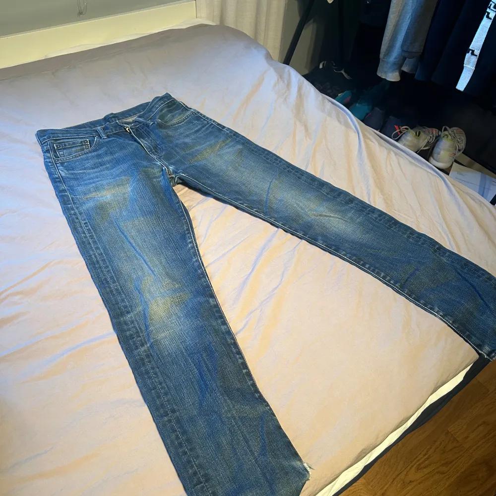 Levis jeans i gott skick finns inte direkt några defekter på jeansen. Storleken är 29w och 32L. Andvänder dem inte längre pga att dem är för små. Va ite rädd för o fråga nått👍👍. Jeans & Byxor.