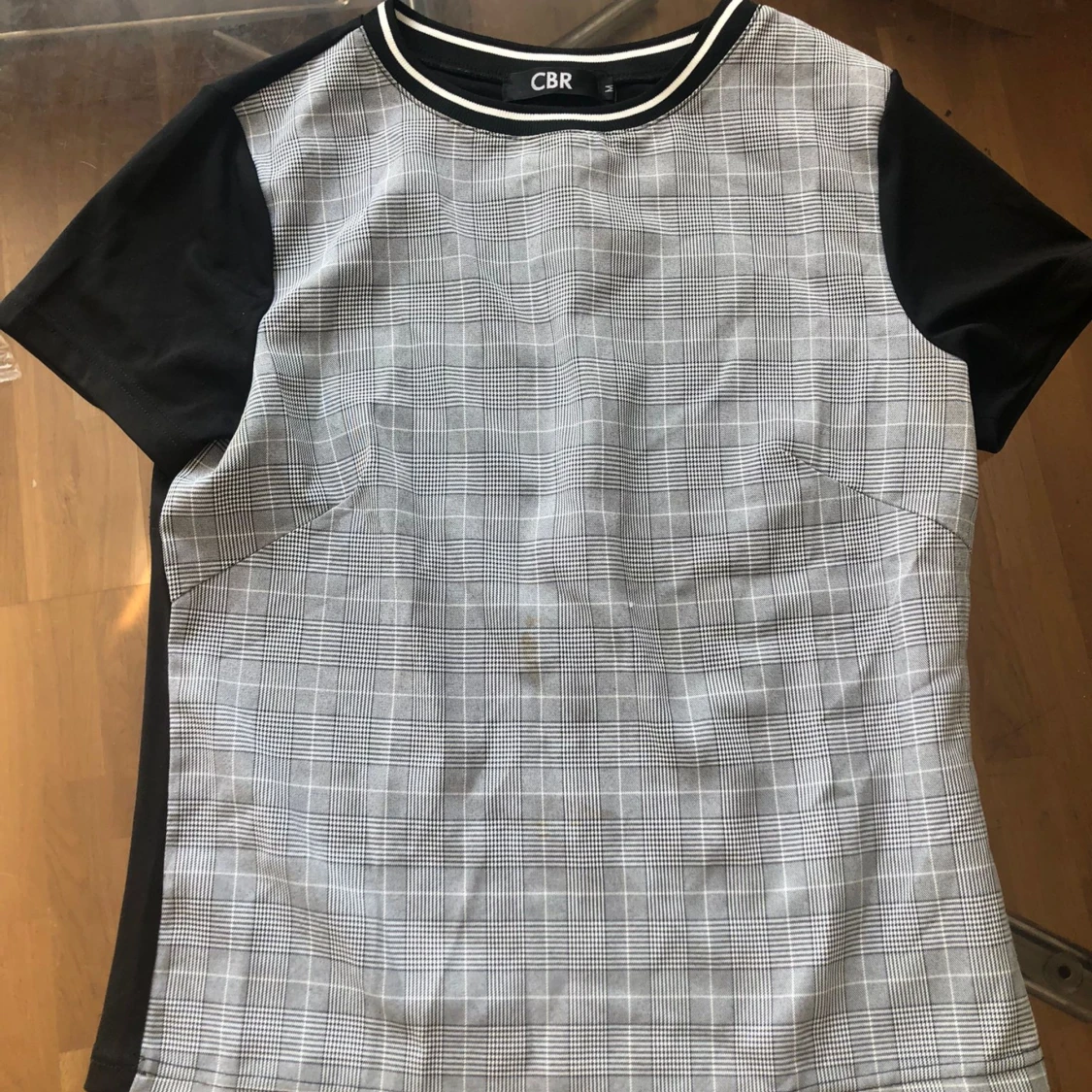 En grå randig tröja