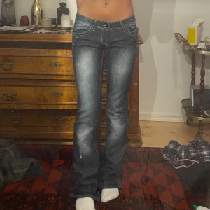 Lågmidjajde jeans - Midjemått tvärs över: 35,5cm och innerbenslängd 80cm OBS. Spegeln är smutsig inte byxorna, kan skicka bättre bilder om så önskas🫶