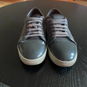 Lanvin - Grå lanvins i befintligt skick, Finns defekter på skorna som tex litet hål i sulan utöver de man ser på bilderna. Storlek 42.  Hör av er vid frågor eller funderingar. 