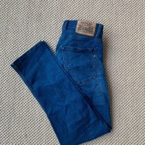 Replay Grover jeans  - Replay jeans i fint skick, säljer jeansen eftersom att de inte kommer till användning.  Jeansen är slim fit Storlek 32