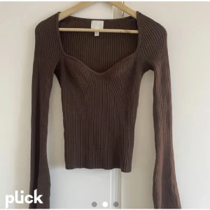 Stickad långärmad - En långärmad topp från hm säljes. Den har sweetheart urringning och utsvänga ärmar. Mycket fint och bra skick, använd kanske 3 eller 2 ggr. 