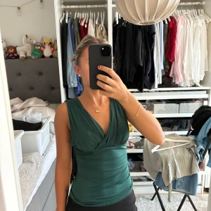 Bubbleroom topp - Super fin grön topp från bubbleroom märke chiara forthi. Jätte bra skick och känn nästan som ny!☺️💘