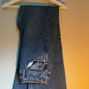 Jeans  - Säljer dessa jeansen från BikBok då dem tyvärr inte kommer till användning. Jeansen är i BikBoks storlekar dvs ”Waist 25, Length 32”, passar mig som i vanliga fall har storlek 36 i byxor. Jeansen är i väldigt fint skick och är knappt använda💕