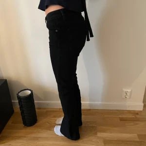 Low waist boocut jeans - Modellen använder oftast xs/sSäljer dessa svarta lågmidjade jeans då dom var för små för mig. I nyskick! Endast testad🩷nypris 600