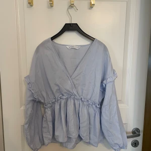 Zara blus S - Blå blus från zara med volanger storlek S.