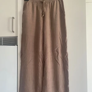Linnebyxor från nelly - Jättefina linnebyxor från Nelly i en nougatfärg. Använd fåtal gånger så de är för korta för mig, är 170 cm.