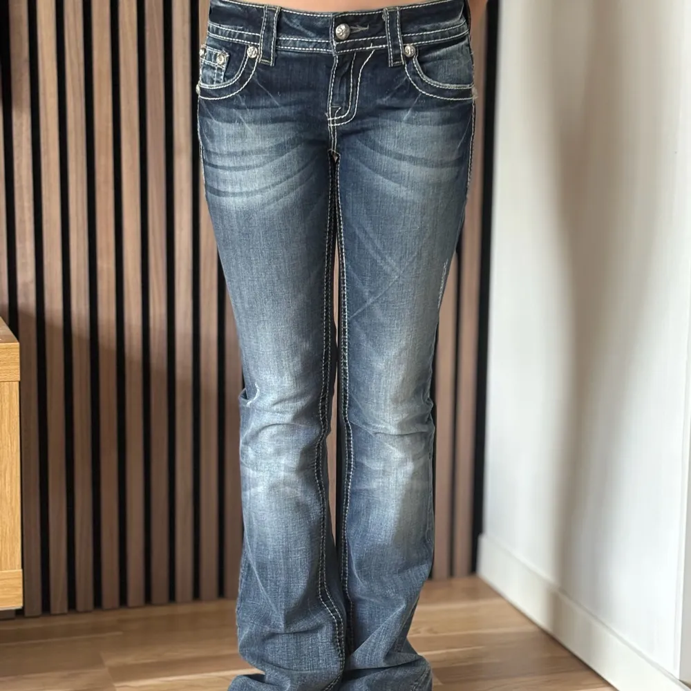 Lågmidjade bootcut jeans från Miss Me. Super snygga jeans med vingar. Perfekt skick, se bild. Mått: Innerbenslängd: 84cm   Midjemått rakt över: 34cm Midjemått: 74cm Modellen är 166cm lång. Fler bilder finns. Skriv gärna ifall du har några frågor! 💗. Jeans & Byxor.