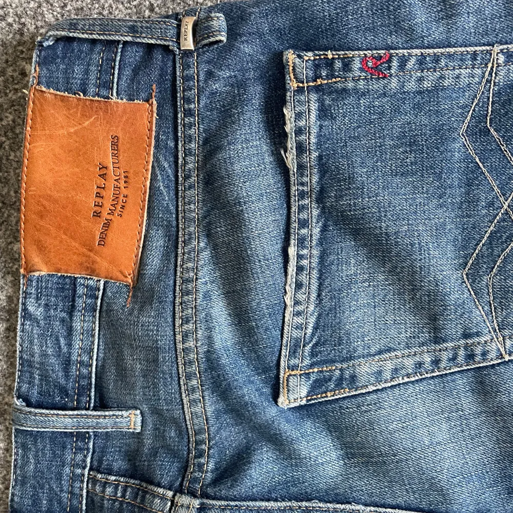 Säljer nu mina as feta replay jeans för att dom inte passar mig, storlek 29/32 med modellen grover straight fit, skriv järna om du är intresserad!. Jeans & Byxor.