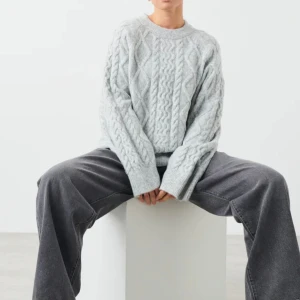 Stickad tröja  - Stickad tröja från Gina i ett jätte skönt material. Köpt förra vintern men inte använd mycket. Är i storlek M men sitter snyggt på mig som brukar ha xs/s🩷