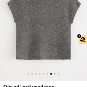 Stickad tröja lindex - Säljer denna populära stickade tröja från Lindex, i GRÅ storlek S, går inte ner i pris! Kan absolut fixa  egna bilder, har använt 1 gång men den va för liten tyvärr.
