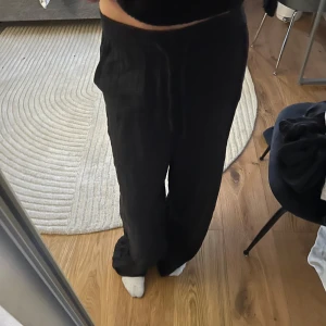 Svarta linnebyxor❤️ - Ja säljer mina jätte fina svarta linebyxor från Gina då de ej kommer till användning!Jätte bra skick!🥰