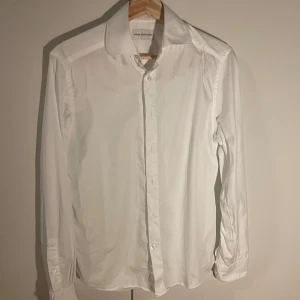 These Glory Days Vit Skjorta - Säljer denna Snygga Skjorta då den blivit förliten. Passar till allt exempelvis Under en Half Zip eller kanske Kavaj. Skick: 7/10 Nypris: Köpt på Volt för 899, Mitt pris: 99 Storlek: Xs, Sitter Normalt i Storlek. Pris Kan Diskuteras.