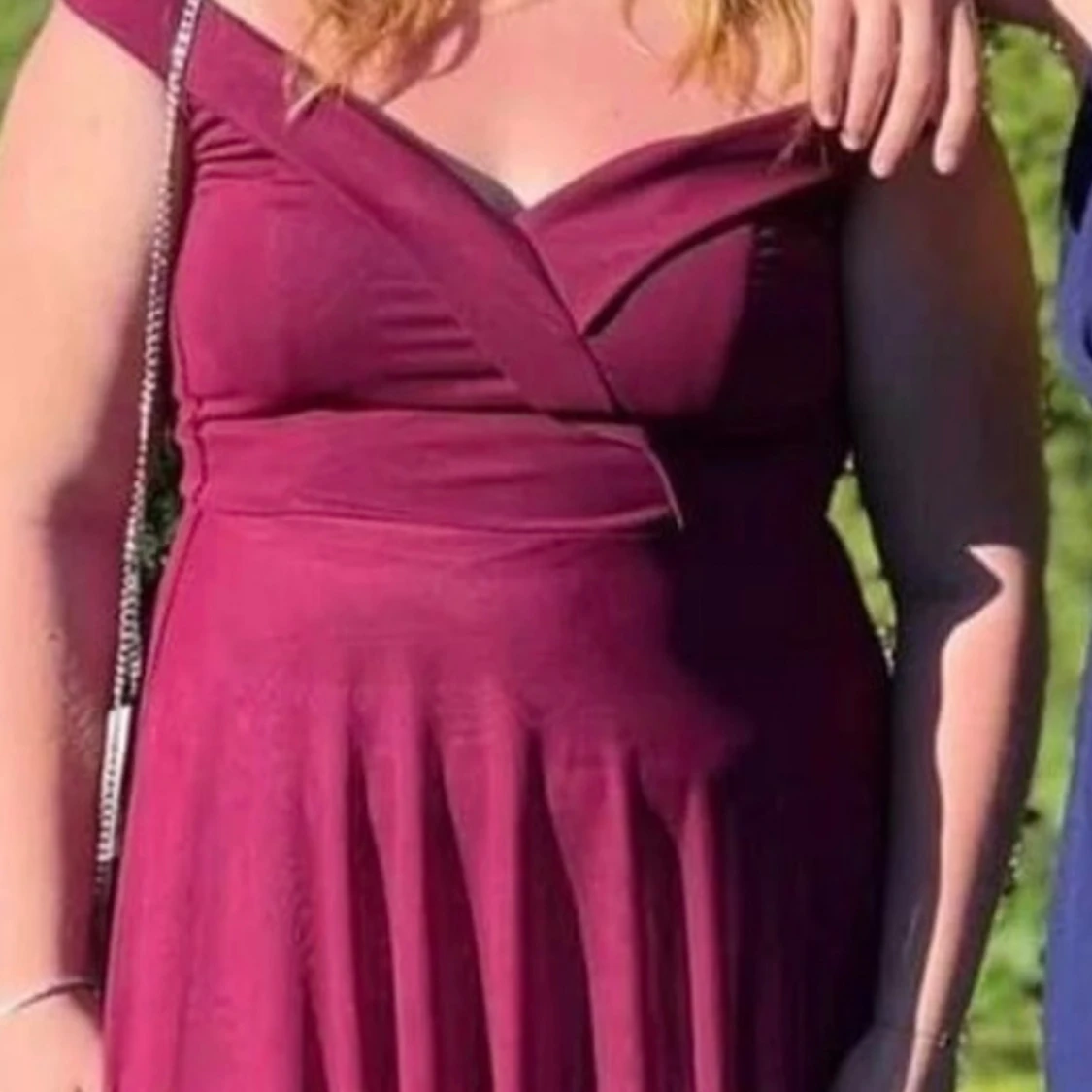 Vinröd långklänning med offshoulder