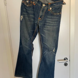 True Religion Jeans  - 34/33, bra skick, sällan använda. Saknar knapparna på bakfickorna! PM för mer info. Fastpris 700. 
