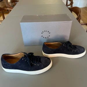 Human Scales-skor - Säljer ju mina Human Scales skor då de inte kommit till användning. Endast använda 1 gång. Nypris 1899. Skriv vid frågor. Pris kan diskuteras vid snabb affär!