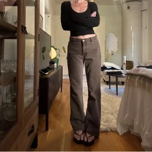 Zara  - Köpte på Plick så bilderna är lånade :) Strl 40 och losefit i väldigt bra skick.  Var tyvärr lite för stora för mig som är 36-liten 38 så därför jag säljer vidare 