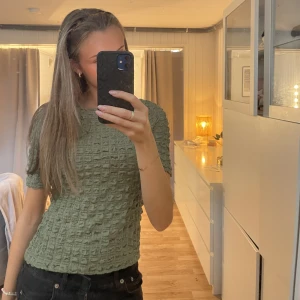 Grön fintröja - Säljer denna super fina gröna T-shirt som passar till det mesta🤎 Använd gärna köp nu knappen💌