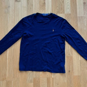 Ralph Lauren tröja  - Mörkblå tröja, knappt använd, bra skick 
