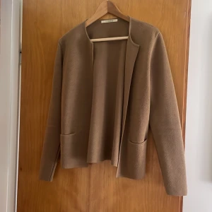 Kofta - sibiblinnebjerj strl s Fint skick Inga knappar