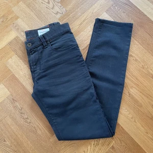 Hugo Boss jeans - Säljer nu dessa unika Hugo Boss jeans! Säljer för att spara upp lite pengar till annat. bra skick och inga defekter. Hör av er vid frågor!👍