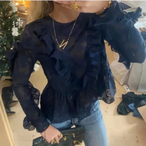 Mörkblåa blus  - Den är i perfekt skick och är i storlek 38 men passar jätte bra på mig som har 36. Säljer den för jag håller på att ränsa min garderob