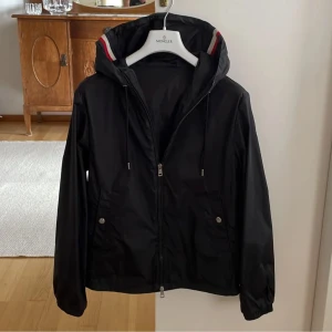 Moncler windbreaker - Säljer min moncler windbreaker som är i väldigt fint skick, finns inga tecken på användning. Den är äkta vilket man ser på bilderna. Köpt för ungefär 1,5 år sedan. 