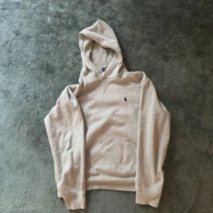 Ralph lauren hoodie - Grå Ralph lauren hoodie! Storlek M Skick 10/10 Nypris ca 1599kr, vårt pris 649kr!