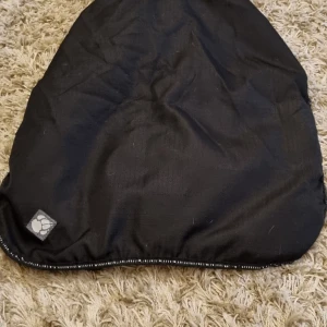 Svart allvädersjacka - Säljer en svart allvädersjacka med bekväm passform. Jackan har en enkel design med kardborreband för justering. Perfekt för olika väderförhållanden.