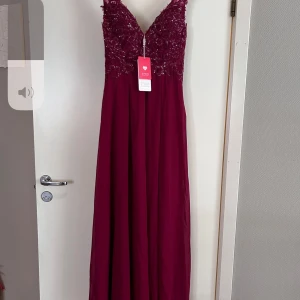 JJ’s House brudtärneklänning - Säljer denna klänning som är helt ny och helt oanvänd. Valde att gå med ett annat alternativ till min bal. Prislapp och förpackning finns kvar. Skriv till mig för mer information och detaljer💗🌸🥰