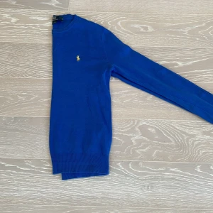 Polo Ralph Lauren Pullover - Säljer denna polo ralph lauren pullover  Använt skick, inga defekter, nypris runt ~1300 mitt pris 200