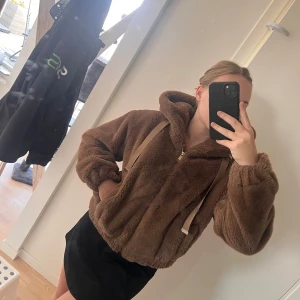 Så fin Teddy jacka  - Brun Teddy jacka, så varm och skön. 