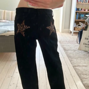 Svarta Star Jeans Design by Si - helt nya svarta star jeans från design by si i storlek M 💕 skit snygga, skriv för fler bilder 